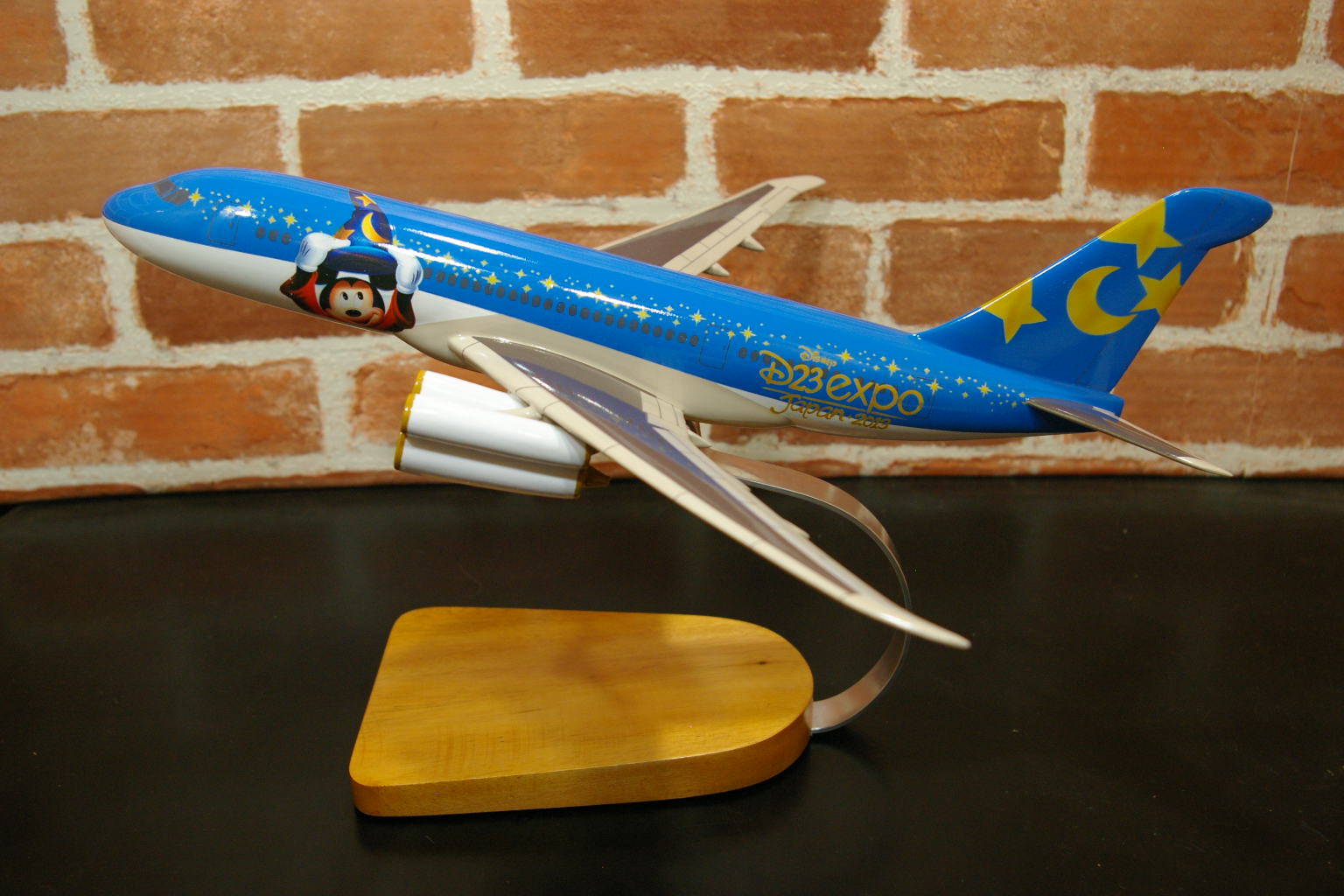 ディズニーキャラクター 架空機　横から