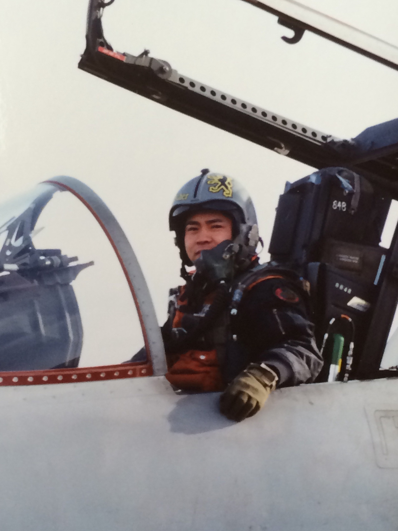 航空自衛隊時代の愛機F-15Jと中屋代表取締役(千歳基地にて)