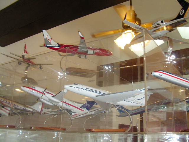 実店舗のショーケースに入った航空機模型